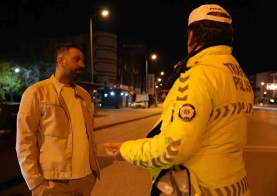 Polisten &rsquo;babalık&rsquo; yapmasını isteyen alkoll&uuml; s&uuml;r&uuml;c&uuml; gazetecinin şarjının bitmesini diledi
