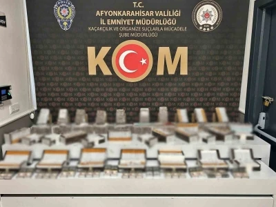 Polisten işyeri ve depoya ka&ccedil;ak makaron baskını
