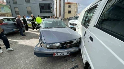 Polisten ka&ccedil;an 14 yaşındaki s&uuml;r&uuml;c&uuml; minib&uuml;se &ccedil;arpınca yakalandı
