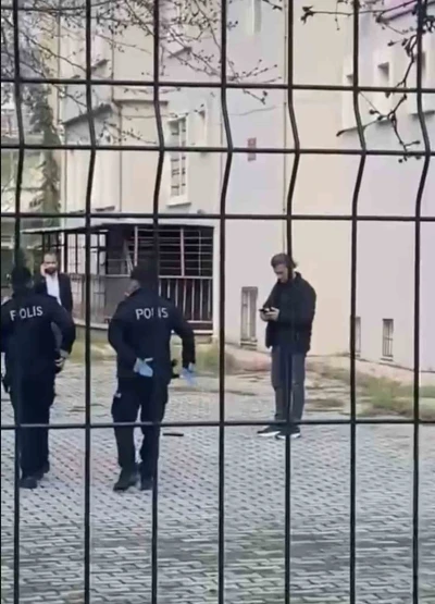 Polisten ka&ccedil;an şahıs, tabancasını okul bah&ccedil;esine attı
