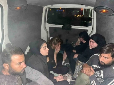 Polisten kaçarak 2 araca çarpan minibüsten 11 kaçak göçmen çıktı
