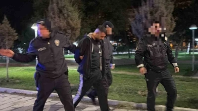 Polisten ka&ccedil;arken, yola fırlattığı kağıttan uyuşturucu &ccedil;ıktı
