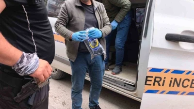 Polisten ka&ccedil;tı, &uuml;zerinden ruhsatsız tabanca &ccedil;ıktı
