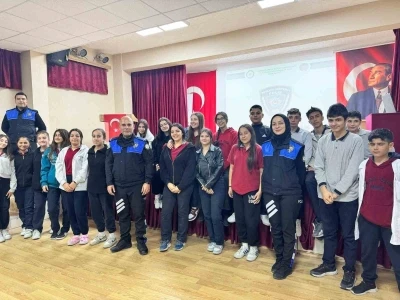 Polisten lise öğrencilerine eğitim
