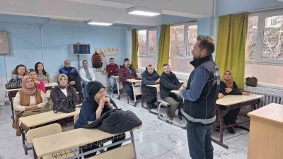Polisten lise &ouml;ğrencilerine y&ouml;nelik eğitim
