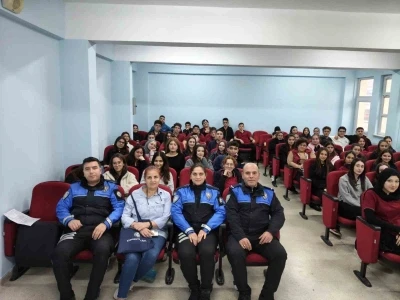 Polisten lise &ouml;ğrencilerine y&ouml;nelik eğitim
