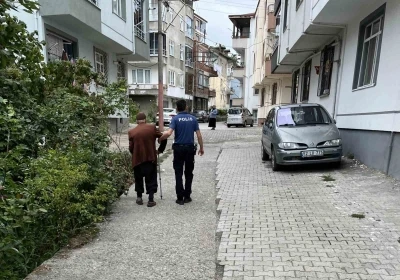 Polisten örnek davranış: Ekipler kayıp yaşlıyı evine götürdü

