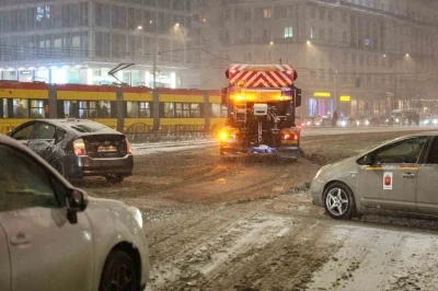 Polonya&rsquo;da kar esareti: Y&uuml;zlerce ara&ccedil; yollarda kaldı
