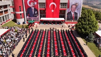 POMEM&rsquo;de mezuniyet coşkusu: 408 &ouml;ğrenci polisliğe ilk adımını attı
