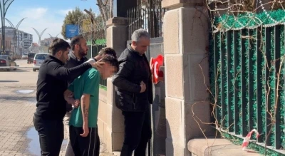 Pompalı t&uuml;fekle 15 yaşındaki arkadaşını vuran ş&uuml;pheli tutuklandı
