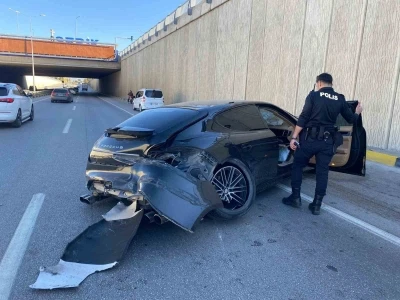 Porsche otomobil önce bir araca sonra alt geçit duvarına çarptı: 1 yaralı
