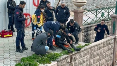 Porsuk &Ccedil;ayı&rsquo;na d&uuml;şen şahıs sarkıtılan iple &ccedil;ıkarıldı
