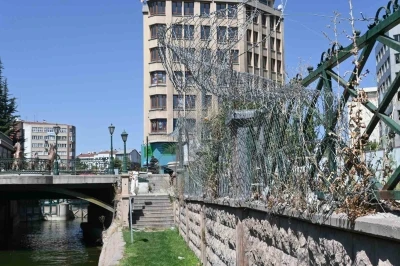 Porsuk kenarındaki dikenli teller tehlike saçıyor
