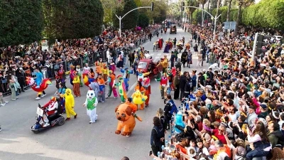 Portakal &Ccedil;i&ccedil;eği Karnavalı&rsquo;nda renkli kortej
