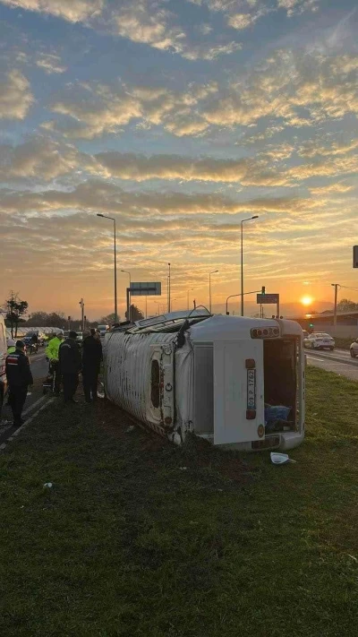Portakal iş&ccedil;ilerini taşıyan minib&uuml;s devrildi: 16 yaralı
