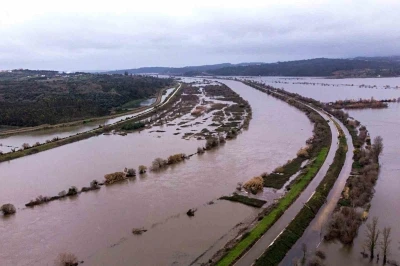 Portekiz&rsquo;i fırtına vurdu: 1 kişi sel suyuna kapılarak hayatını kaybetti
