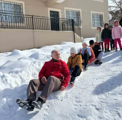 Poşetlerle kayarken sucuk mangala doydular
