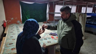 Poşetten insanlık &ccedil;ıktı, halının arasındaki altınlar sahibine ulaştırdı
