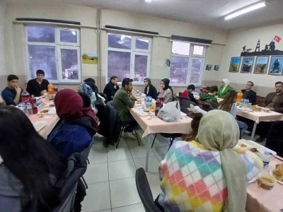 Posof Aşık Sabit M&uuml;dami Anadolu İmam Hatip Lisesi&rsquo;nde iftar programı
