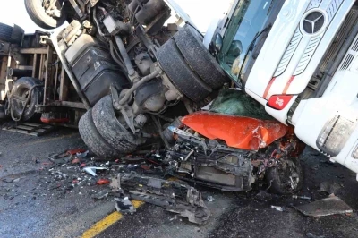 Posof’ta buzda kayan iki tır ve bir otomobil birbirine girdi: 1 yaralı
