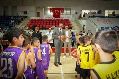 Potanın genç yıldızları madalyalarını Vali Çelik’ten aldı
