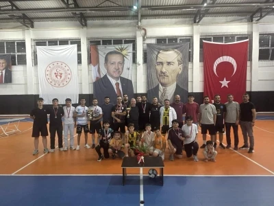 Pozantı&rsquo;da ilk kez d&uuml;zenlenen ayak tenisi turnuvası yoğun ilgi g&ouml;rd&uuml;
