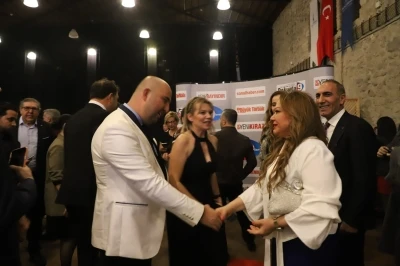 Prof. Dr. Aysun Bay&rsquo;a Sağlık Turizminin K&uuml;resel Vizyon &ouml;d&uuml;l&uuml;
