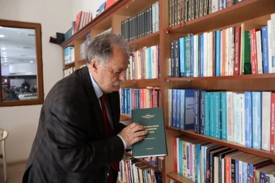Prof. Dr. Erol Kürkçüoğlu’ndan Erzurum Öğretmenevi’ne kütüphane desteği
