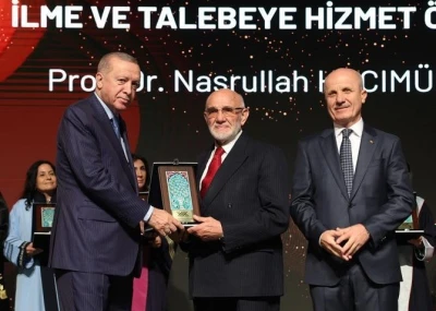 Prof. Dr. Nasrullah Hacımüftüoğlu’na özel ödül
