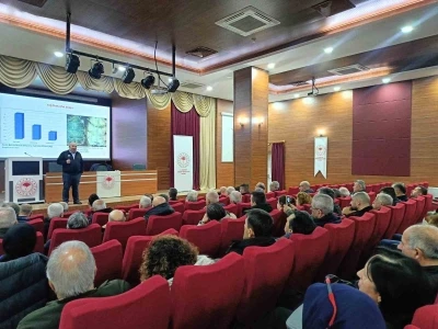 Prof. Dr. Yeninar: "Arı &ouml;l&uuml;mlerinin &ccedil;oğu kışlamaya bağlı ortaya &ccedil;ıkıyor"
