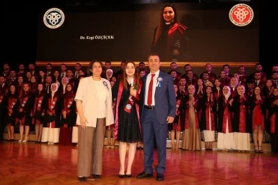 Profes&ouml;r anne ve babanın gurur g&uuml;n&uuml;: Kızları da doktor oldu
