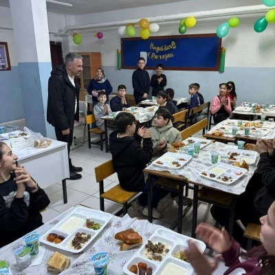 Pursaklar Belediye Başkanı &Ccedil;etin, &ouml;ğrencilerle iftar yaptı
