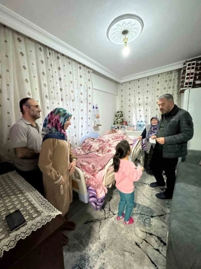 Pursaklar Belediyesi&rsquo;nden evinden &ccedil;ıkamayan hastalara anlamlı ziyaret
