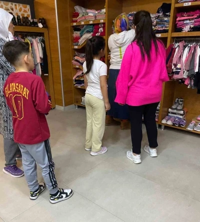 Pursaklar&rsquo;da yetim &ccedil;ocuklara bayram hediyesi
