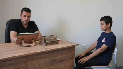 &quot;Abi ben hafız oldum&quot; diyen küçük kardeşe duygusal karşılık
