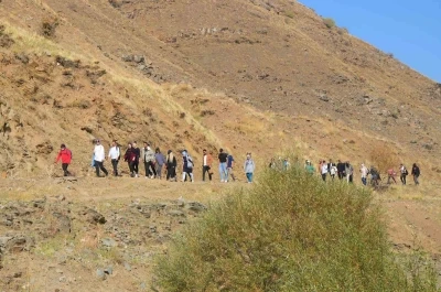 &quot;Adımlarla Keşfet&quot; projesi kapsamında 40 kişi Muş’un ünlü bağlarına yürüdü
