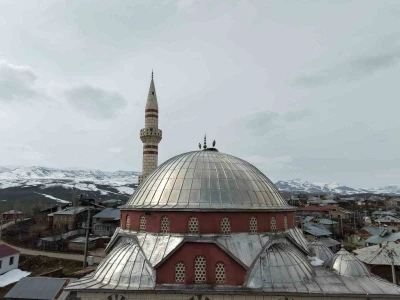 "Baharın habercisi" leylekler Muş Ovası&rsquo;na gelmeye başladı
