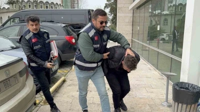 "Bakar mısın" tuzağı: Zinciri kapıp ka&ccedil;tı, kameraya yakalandı

