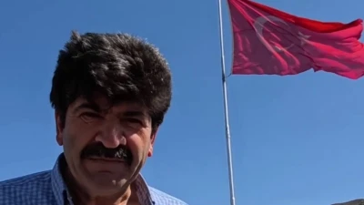 &quot;Bayrak Adam&quot;ın vatan sevdası: Her tepeye bir bayrak
