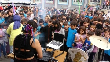 "Beni başkan se&ccedil;in, g&ouml;r&uuml;n" dedi, okula DJ getirdi
