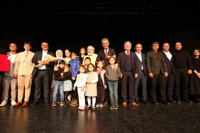 &quot;Bir Gün Değil Bir Gül’dür Öğretmen&quot;  ayakta alkışlandı
