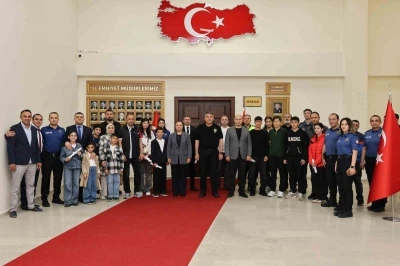 "Biz Bize Yeteriz" dediler, &ccedil;ocukların eğitimine g&ouml;n&uuml;ll&uuml; destek oldular
