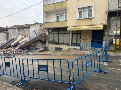 "Bu işin ustasıyız" diyen İBB ekibinin tehlikeli yıkımı kamerada: 5 katlı bina yerle bir oldu, yan binanın kolonu zarar g&ouml;rd&uuml;
