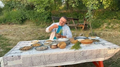 "Buz Adam &Ouml;tzi"nin midesindeki siyezi merak eden &uuml;nl&uuml; şef, Kastamonu&rsquo;da 12 bin yıllık "Hitit buğdayı"nı inceledi
