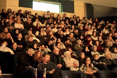 "Carmen" g&ouml;sterisi sanatseverlerden alkış topladı
