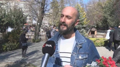 "&Ccedil;i&ccedil;ek Doktoru" D&uuml;nya Kadınlar G&uuml;n&uuml;&rsquo;nde kadına y&ouml;nelik şiddete karanfil ile dikkat &ccedil;ekti
