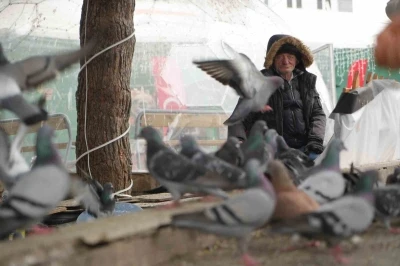 "&Ccedil;ocukların Kuş&ccedil;u Dedesi" kuşlar i&ccedil;in meydanı terk etmiyor
