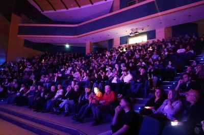 &quot;Deli İbram Divanı&quot; oyunu yoğun ilgiyle sahnelendi
