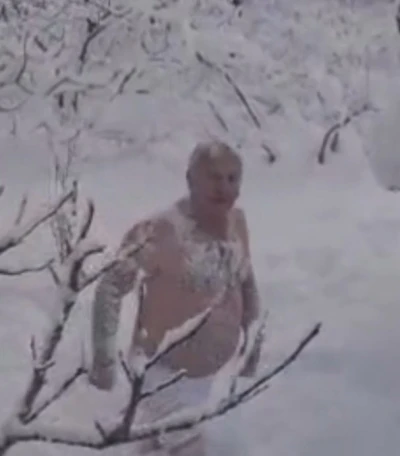 "Denize giremedik bari karda y&uuml;zelim" dedi, karda kula&ccedil; attı
