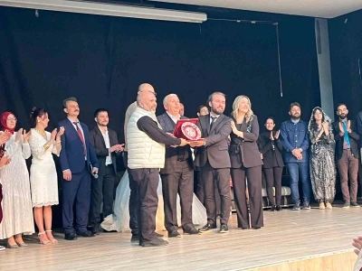 "D&uuml;ğ&uuml;n&uuml;m&uuml;z var K&uuml;tahya" tiyatro oyunu b&uuml;y&uuml;k beğeni aldı
